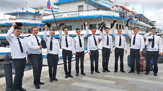Начался дебютный рейс будущих моряков