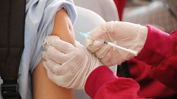 Инфекционист подчеркнул безвредность прививки от гриппа
