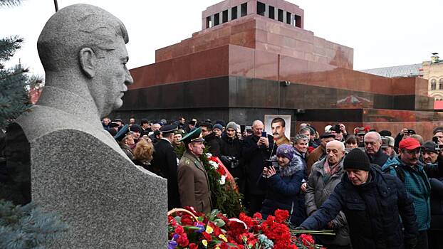 Место для Сталина: почему тело Ленина хотят убрать из Мавзолея