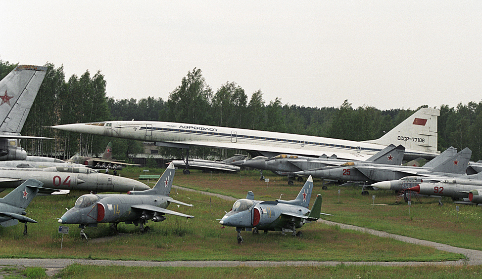 Сверхзвуковой лайнер ТУ-144 и самолеты в Музее Военно-воздушных сил в Монино, 2000 год