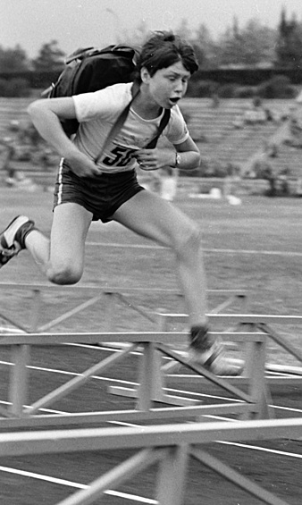 Бег с препятствиями во время финальных соревнований Всесоюзных детских спортивных игр "Старты надежд" в пионерском лагере "Артек", 1979.