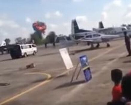 В Таиланде на авишоу потерпел крушение истребитель