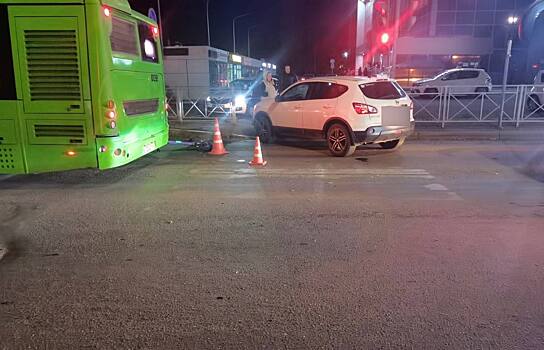 В Оренбурге иномарка сбила подростков на электросамокате
