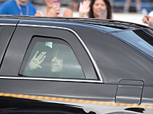 59-летнюю жену Пенса распекли за короткое платье