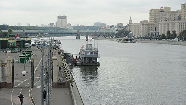 Неизвестные сбросили в Москву-реку загрязненные стоки