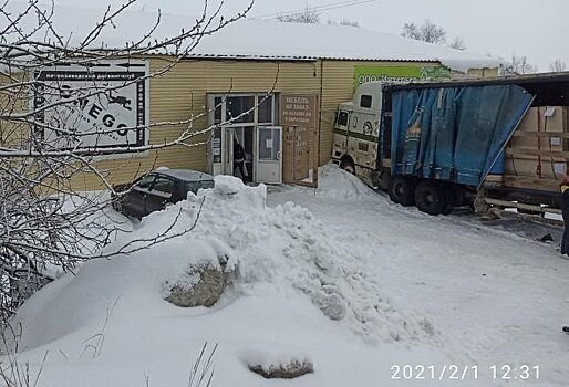 Фура протаранила стену здания в Петрозаводске 