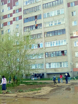 В Кирове школьник выпал с балкона
