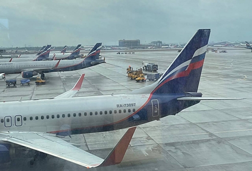 «Мест для сна нет даже на полу»: омский блогер показал, что происходит в Шереметьево, где отменили десятки ...