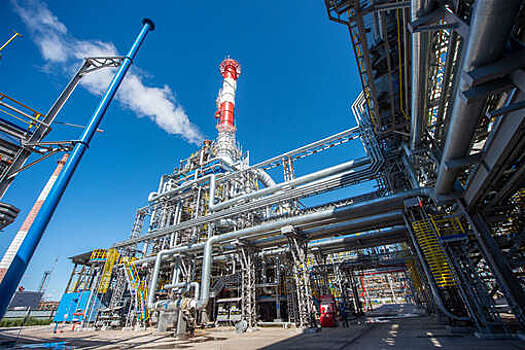 На НПЗ "Газпром нефтехим Салават" в Башкирии начался пожар после удара БПЛА