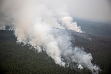 В Канаде лесной пожар подошел к городу с населением 20 тысяч человек