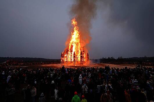 В «Никола-Ленивце» на Масленицу сожгли замок высотой 26 метров