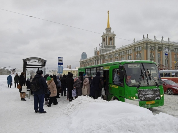 Жители Екатеринбурга жалуются, что начали трудовой год в боях за городской транспорт