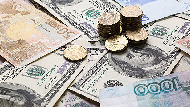 Рубль в начале дня вырос к доллару и евро