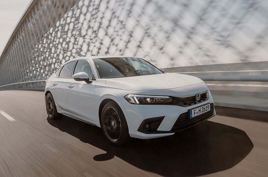 #11: Honda Civic — 478,3 тысячи (+ 23%). Повышение спроса в США на компактные автомобили позволило Хонде продать в 2023-м на 23% больше Сивиков, чем годом ранее. Хэтчбеки, седаны и двухдверные купе разошлись по всему миру почти полумиллионным тиражом — в результате Civic поднялся с 17 на 11 строчку в мировом рейтинге. В итоговую цифру включены и продажи модели Integra: сейчас под этим названием на некоторых рынках продаётся слегка перелицованный Civic.