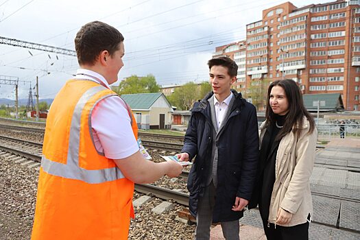 В Красноярске юные железнодорожники спасли жизнь человеку, которому стало плохо на путях