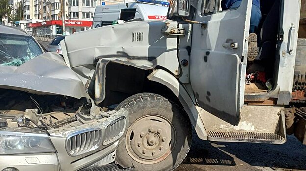 На Южной Поляне в ДТП с BMW и ЗИЛом пострадали люди