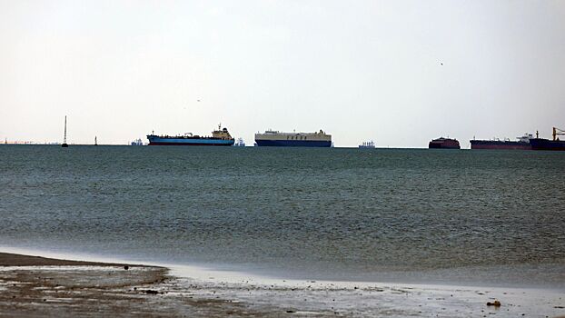 Двигавшийся из России танкер заблокировал Суэцкий канал