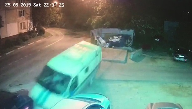 Водитель инкассаторского авто протаранил несколько машин и скрылся с места ДТП. Видео