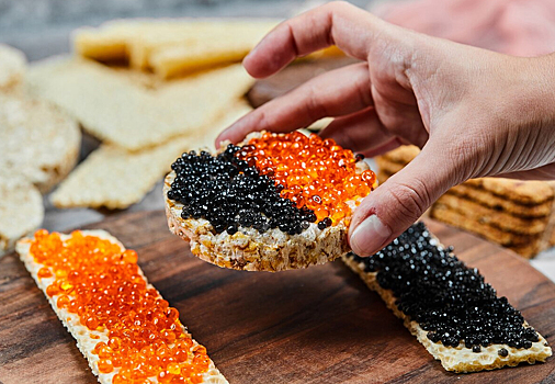 Биолог Пронина: настоящая красная икра в кипятке побелеет из-за белка