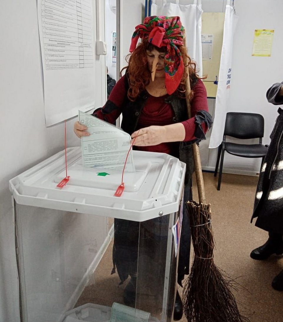 В Калужской области проголосовала Баба Яга