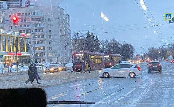 На улице Ершова в обе стороны встали трамваи