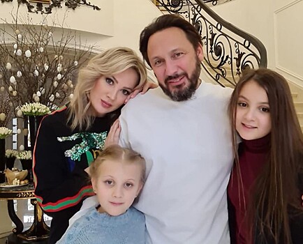 Жена Стаса Михайлова поделилась фото весенней прогулки певца с дочерьми