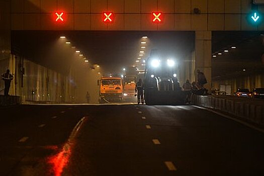 Грузовик въехал в стену тоннеля в Москве