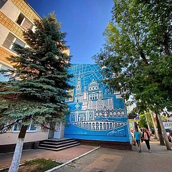 Художники закончили юбилейный мурал на улице Ленина