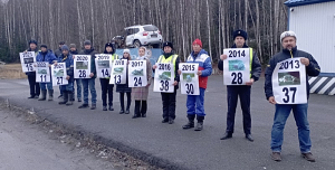 «Живые инсталляции» на тюменской федеральной трассе привлекли внимание автомобилистов к проблеме гибели людей на дорогах