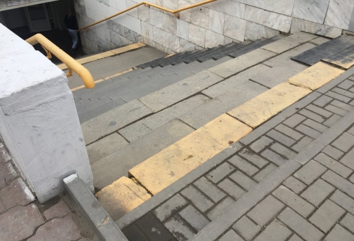 В Омске начали разбирать лестницу подземного перехода у ТЦ «Омский»