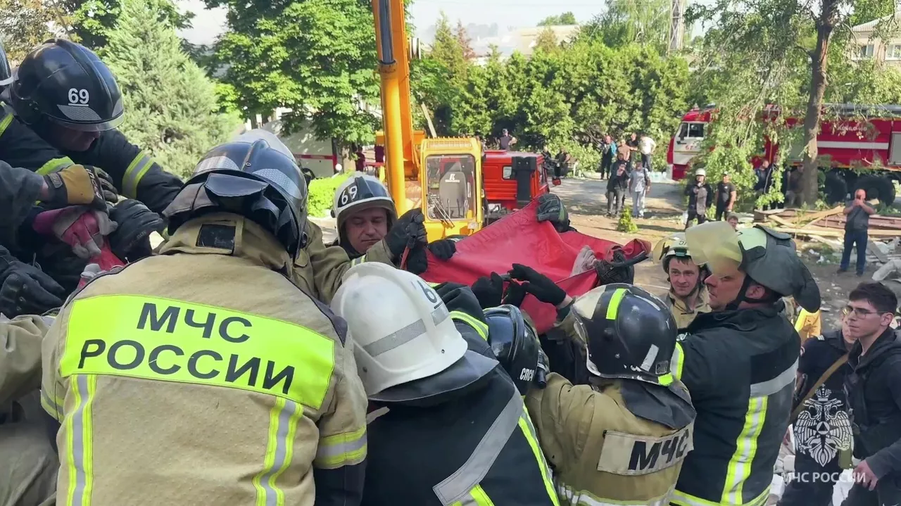 Врачи и психологи помогают родителям студентов колледжа, атакованного ВСУ в ЛНР