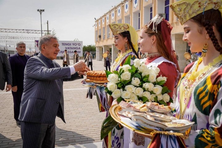 Рустам Минниханов прибыл с рабочим визитом город Навои в Узбекистане
