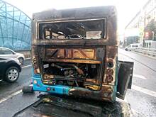 Появились кадры со сгоревшим рейсовым автобусом на Ленинградском проспекте в районе Сокол