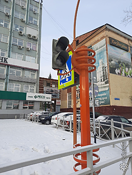 Светофор внезапно погас на оживленном перекрестке в Кемерове