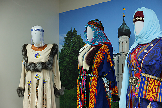 По инициативе спикера Ольги Хохловой: В Заксобрании Владимирской области в рамках Года единства народов России открылась выставка национальных костюмов