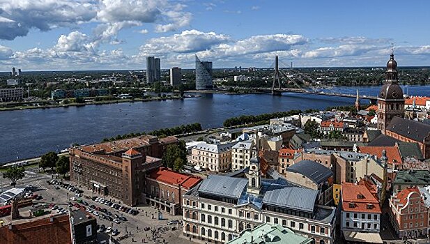 Суд в Риге оправдал россиян, вывесивших "георгиевский" флаг на базе НАТО