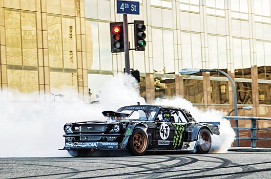 Кен Блок показал «Джимхану», снятую на пленку