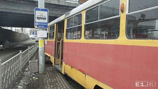 На ВИЗе трамвай сошёл с рельсов