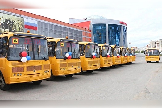 Омские школы получили новые автобусы