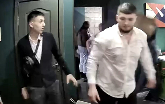 Толпа мужчин устроила погром на тату-вечеринке и избила девушку