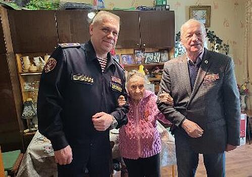 Росгвардия поздравила ветерана Великой Отечественной войны со 100-летием