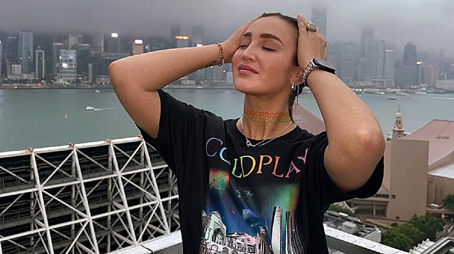 Ольга Бузова поделилась фотографиями в ярком бикини с пляжа Турции