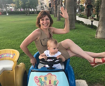 Светлана Зейналова показала, как развлекает дочь игрой из своего детства