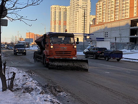Более 100 единиц спецтехники задействовано в уборке дорог от снега в Балашихе