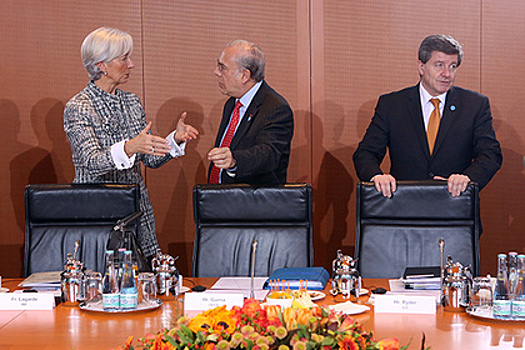 Почему МВФ жонглирует траншами