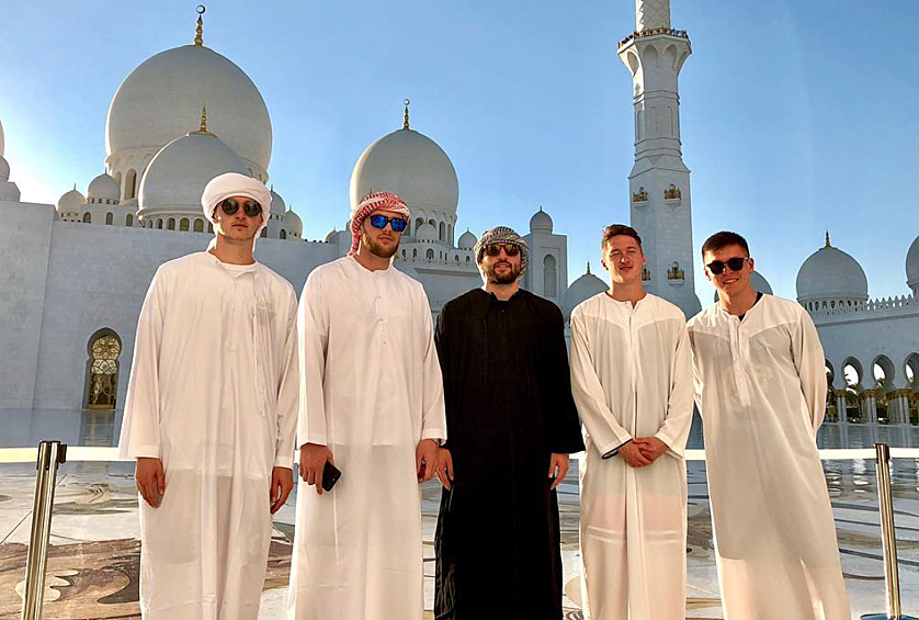 Защитник московского «Спартака» Георгий Джикия в этом декабре побывал в Объединенных Арабских Эмиратах, где основательно погрузился в колорит местной культуры. Футболист примерил на себя традиционную одежду арабов дишдаша, которая представляет из себя длинную рубаху белого цвета, а также головной убор куфию — платок, опоясанный жгутом