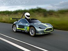 Инженер Aston Martin проехал гонку на крошечном Vantage