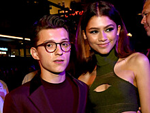 Актриса Зендая поделилась новой фотографией со съёмок «Человека-паука» в честь дня рождения Тома Холланда