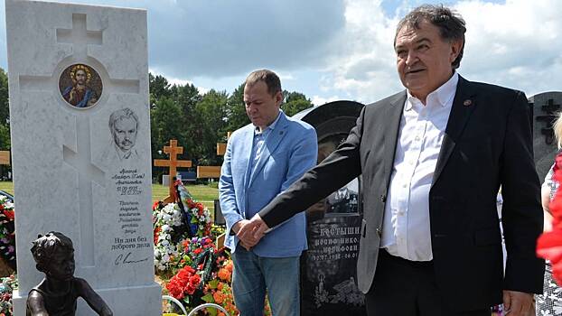 Писателю Альберту Лиханову открыли памятник на Троекуровском кладбище