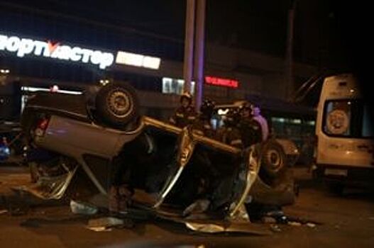 На Ленинском проспекте автомобиль закрутился в сальто и перевернулся